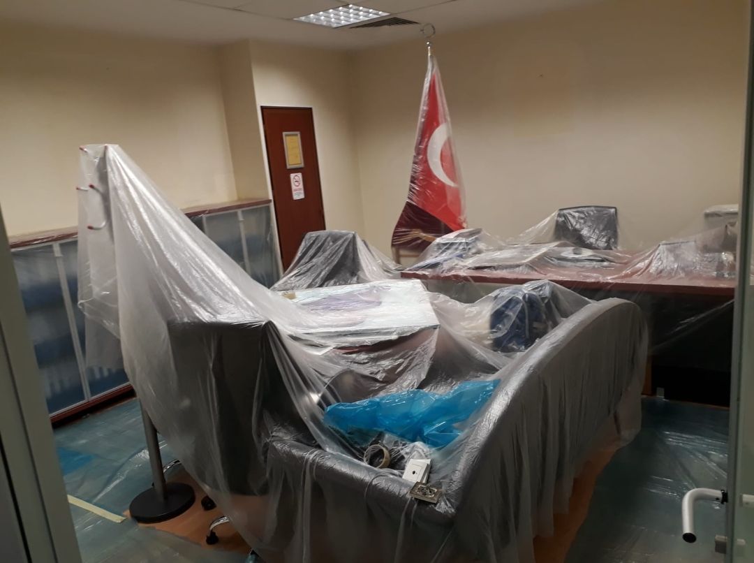 Naylonla örtülmüş toplantı masası ve koltuklar